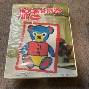 Malina Hook-A-Rug Kit Style # 25/21 STORY Teddy Bear, 20"x 27", Blue Red Vintage